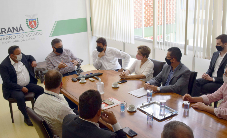 Os secretários de Estado da Saúde, Beto Preto, e da Infraestrutura e Logística, Sandro Alex, participaram nesta quarta-feira (03) de uma reunião com a prefeita de Ponta Grossa, Elizabeth Schmidt, o reitor da Universidade Estadual de Ponta Grossa, Miguel Sanches Neto, os diretores do Hospital Universitário, Sinvaldo Baglie e Ricardo Zanetti