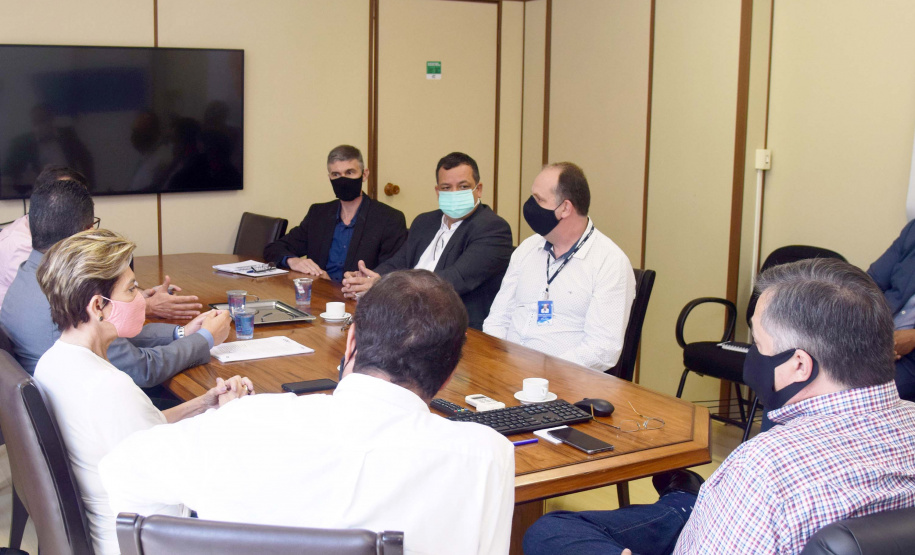 Os secretários de Estado da Saúde, Beto Preto, e da Infraestrutura e Logística, Sandro Alex, participaram nesta quarta-feira (03) de uma reunião com a prefeita de Ponta Grossa, Elizabeth Schmidt, o reitor da Universidade Estadual de Ponta Grossa, Miguel Sanches Neto, os diretores do Hospital Universitário, Sinvaldo Baglie e Ricardo Zanetti