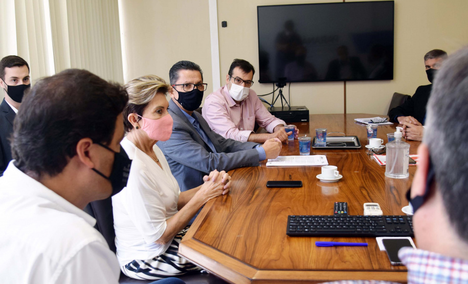 Os secretários de Estado da Saúde, Beto Preto, e da Infraestrutura e Logística, Sandro Alex, participaram nesta quarta-feira (03) de uma reunião com a prefeita de Ponta Grossa, Elizabeth Schmidt, o reitor da Universidade Estadual de Ponta Grossa, Miguel Sanches Neto, os diretores do Hospital Universitário, Sinvaldo Baglie e Ricardo Zanetti