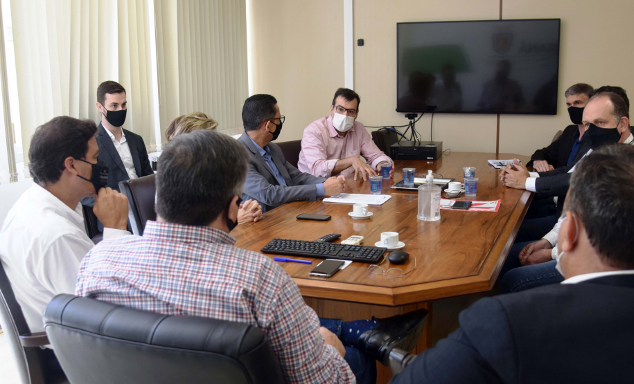 Os secretários de Estado da Saúde, Beto Preto, e da Infraestrutura e Logística, Sandro Alex, participaram nesta quarta-feira (03) de uma reunião com a prefeita de Ponta Grossa, Elizabeth Schmidt, o reitor da Universidade Estadual de Ponta Grossa, Miguel Sanches Neto, os diretores do Hospital Universitário, Sinvaldo Baglie e Ricardo Zanetti