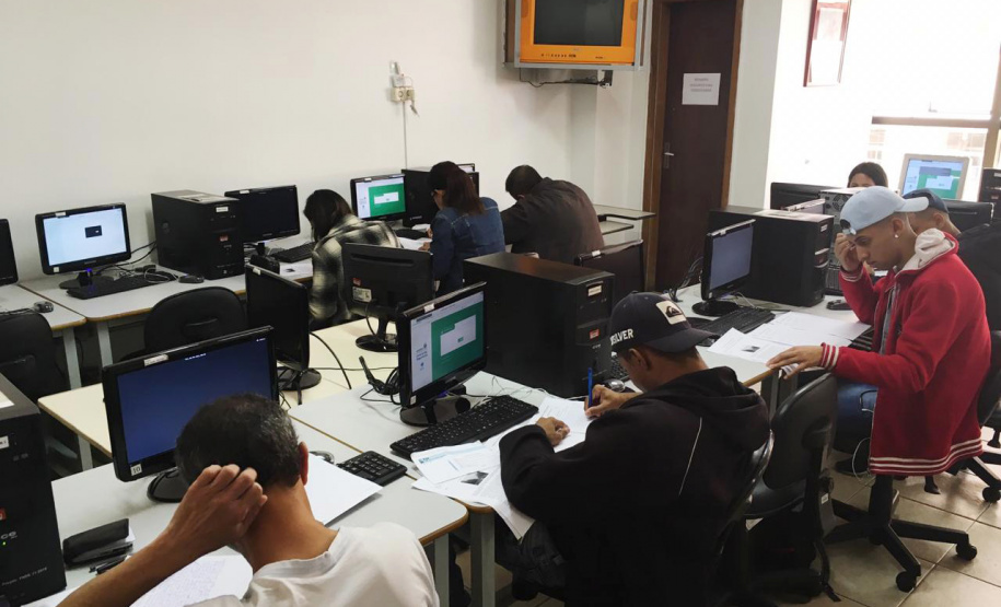 Estudantes matriculados na EJA devem confirmar a matrícula com código SMS  -  Foto: Divulgação SEED