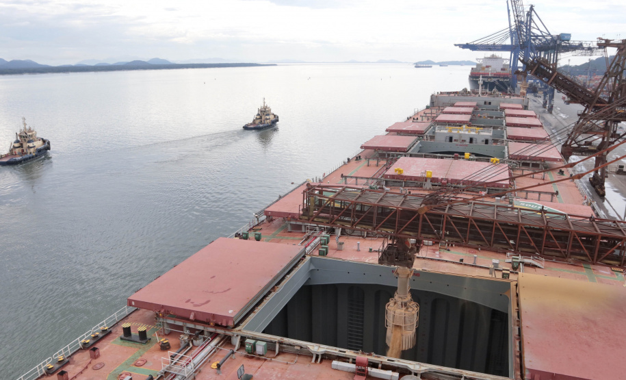 Comércio pelos portos do Paraná tem saldo positivo de US$ 6,52 bilhões. - Foto: Claudio Neves/Portos do Paraná
