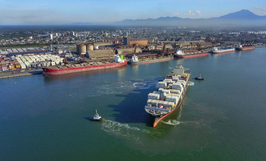 Comércio pelos portos do Paraná tem saldo positivo de US$ 6,52 bilhões. Foto: Arquivo AEN