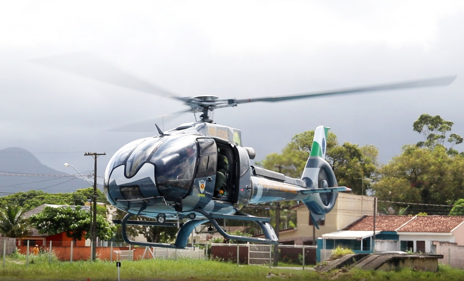 Em 45 dias de atuação no Litoral, na temporada Verão Consciente, o Batalhão de Polícia Militar de Operações Aéreas (BPMOA) realizou mais de 100 missões e o atendimento de 39 vítimas. - Foto: Divulgação BPMOA/SESP