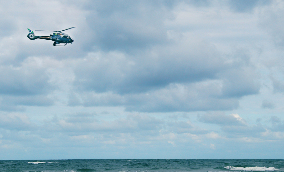 Em 45 dias de atuação no Litoral, na temporada Verão Consciente, o Batalhão de Polícia Militar de Operações Aéreas (BPMOA) realizou mais de 100 missões e o atendimento de 39 vítimas. - Foto: Divulgação BPMOA/SESP