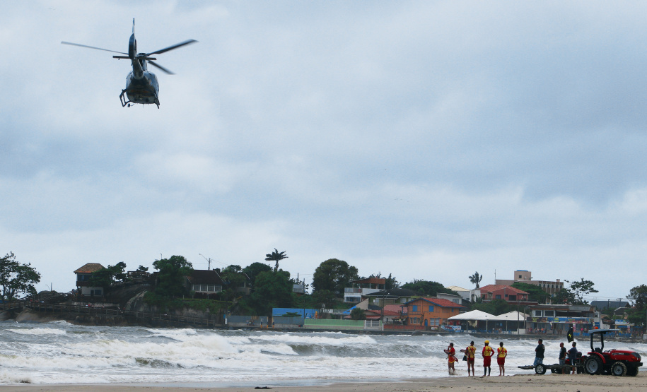Em 45 dias de atuação no Litoral, na temporada Verão Consciente, o Batalhão de Polícia Militar de Operações Aéreas (BPMOA) realizou mais de 100 missões e o atendimento de 39 vítimas. - Foto: Divulgação BPMOA/SESP