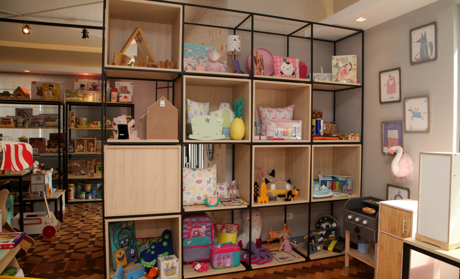 Fomento Paraná Outro empreendimento apoiado foi a Ludique Design, de Curitiba, das arquitetas Bianca Decker e Maria Fernanda Bagatin, que montaram uma loja colaborativa, em que os lojistas levavam e vendiam o próprio estoque. Foto: Ari Dias/AEN