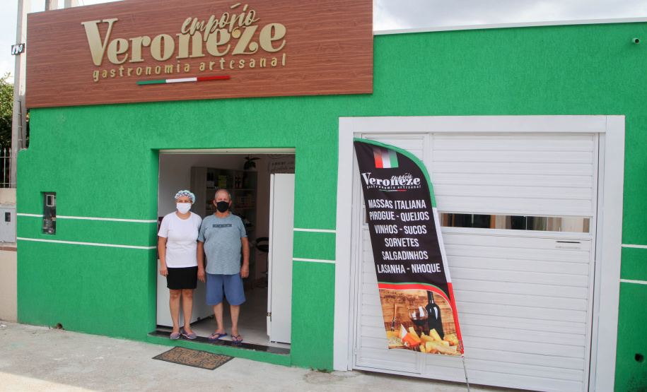 Fomento Paraná Lançado pelo governador Carlos Massa Ratinho Junior em setembro de 2019, o programa Banco da Mulher Paranaense já beneficiou mais de 3.600 empreendimentos capitaneados por mulheres com a liberação de R$ 45 milhões em crédito pela Fomento Paraná. Na foto, Débora e Antonio Veroneze, proprietários da casa de massas Veroneze. Foto: Ari Dias/AEN