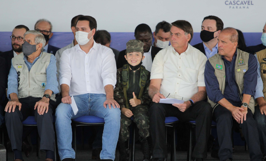 Uma área de maide de 86 mil metros quadrados será referência na formação e no treinamento de atletas no Paraná, desde a base até os de alto rendimento. O presidente Jair Bolsonaro e o governador Carlos Massa Ratinho Junior inauguraram nesta quinta-feira (4) o Centro Nacional de Treinamento de Atletismo (CNTA), um dos mais completos centros de excelência do País em iniciação esportiva, localizado em Cascavel, no Oeste do Estado.