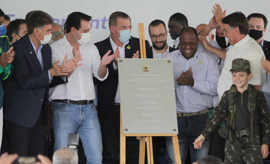 Uma área de maide de 86 mil metros quadrados será referência na formação e no treinamento de atletas no Paraná, desde a base até os de alto rendimento. O presidente Jair Bolsonaro e o governador Carlos Massa Ratinho Junior inauguraram nesta quinta-feira (4) o Centro Nacional de Treinamento de Atletismo (CNTA), um dos mais completos centros de excelência do País em iniciação esportiva, localizado em Cascavel, no Oeste do Estado.