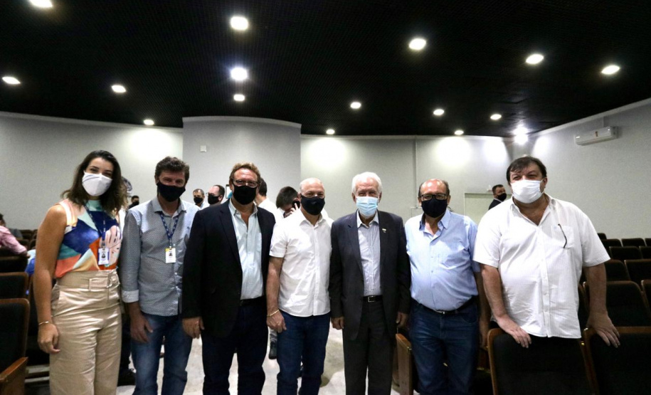 Foz do Iguaçu e Cascavel, no Oeste do Estado, agora têm representações locais da Invest Paraná, agência do promoção e prospecção de novos negócios e investimentos no Estado. A oficialização dessas novas representações foi feita pelo vice-governador Darci Piana nesta quinta-feira (4). Ele assinou termos de cooperação com representantes dos dois municípios.Foto: Camila Tonett