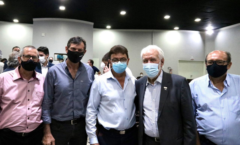 Foz do Iguaçu e Cascavel, no Oeste do Estado, agora têm representações locais da Invest Paraná, agência do promoção e prospecção de novos negócios e investimentos no Estado. A oficialização dessas novas representações foi feita pelo vice-governador Darci Piana nesta quinta-feira (4). Ele assinou termos de cooperação com representantes dos dois municípios.Foto: Camila Tonett