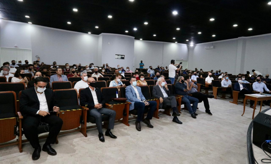 Foz do Iguaçu e Cascavel, no Oeste do Estado, agora têm representações locais da Invest Paraná, agência do promoção e prospecção de novos negócios e investimentos no Estado. A oficialização dessas novas representações foi feita pelo vice-governador Darci Piana nesta quinta-feira (4). Ele assinou termos de cooperação com representantes dos dois municípios.Foto: Camila Tonett