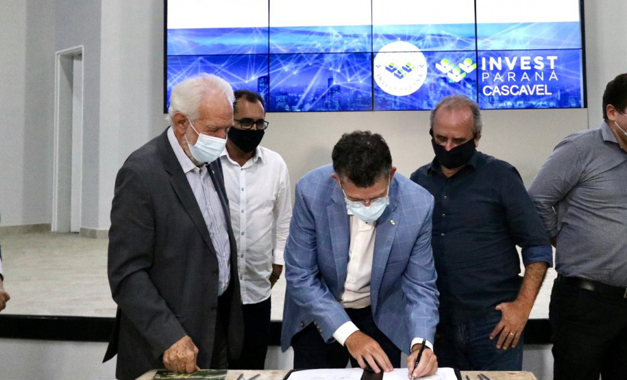Foz do Iguaçu e Cascavel, no Oeste do Estado, agora têm representações locais da Invest Paraná, agência do promoção e prospecção de novos negócios e investimentos no Estado. A oficialização dessas novas representações foi feita pelo vice-governador Darci Piana nesta quinta-feira (4). Ele assinou termos de cooperação com representantes dos dois municípios.Foto: Camila Tonett