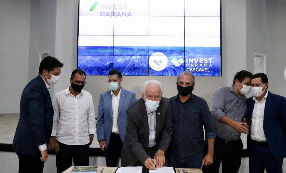 Foz do Iguaçu e Cascavel, no Oeste do Estado, agora têm representações locais da Invest Paraná, agência do promoção e prospecção de novos negócios e investimentos no Estado. A oficialização dessas novas representações foi feita pelo vice-governador Darci Piana nesta quinta-feira (4). Ele assinou termos de cooperação com representantes dos dois municípios.Foto: Camila Tonett