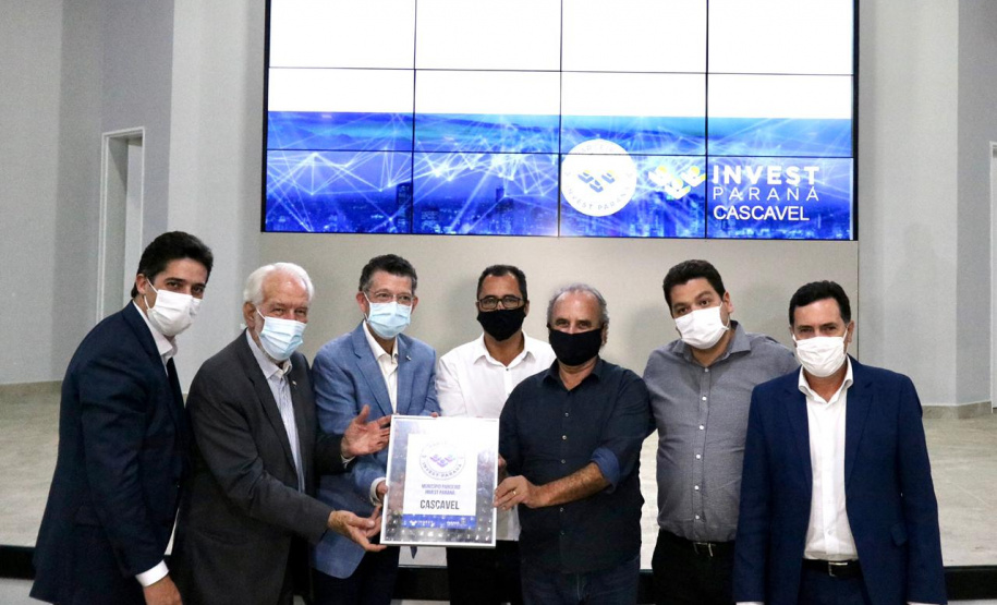 Foz do Iguaçu e Cascavel, no Oeste do Estado, agora têm representações locais da Invest Paraná, agência do promoção e prospecção de novos negócios e investimentos no Estado. A oficialização dessas novas representações foi feita pelo vice-governador Darci Piana nesta quinta-feira (4). Ele assinou termos de cooperação com representantes dos dois municípios.Foto: Camila Tonett