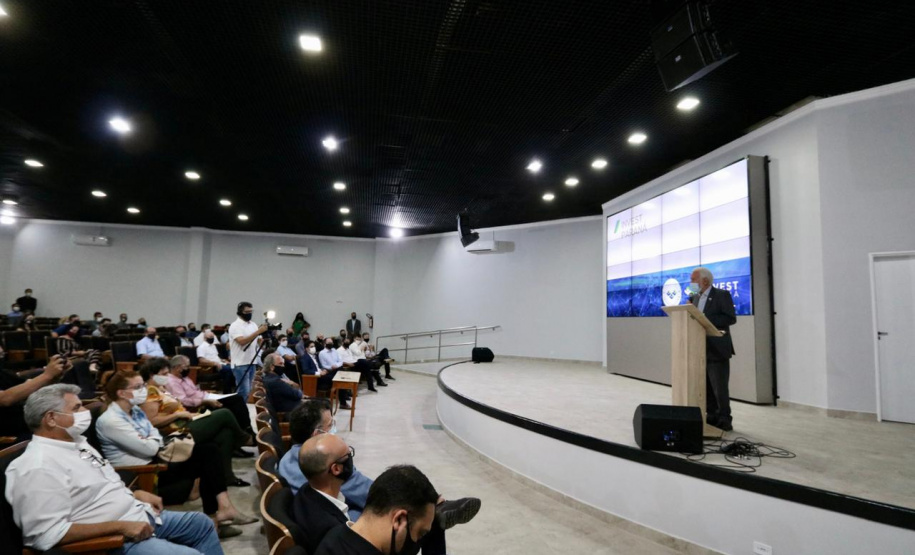 Foz do Iguaçu e Cascavel, no Oeste do Estado, agora têm representações locais da Invest Paraná, agência do promoção e prospecção de novos negócios e investimentos no Estado. A oficialização dessas novas representações foi feita pelo vice-governador Darci Piana nesta quinta-feira (4). Ele assinou termos de cooperação com representantes dos dois municípios.Foto: Camila Tonett