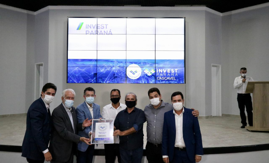 Foz do Iguaçu e Cascavel, no Oeste do Estado, agora têm representações locais da Invest Paraná, agência do promoção e prospecção de novos negócios e investimentos no Estado. A oficialização dessas novas representações foi feita pelo vice-governador Darci Piana nesta quinta-feira (4). Ele assinou termos de cooperação com representantes dos dois municípios.Foto: Camila Tonett