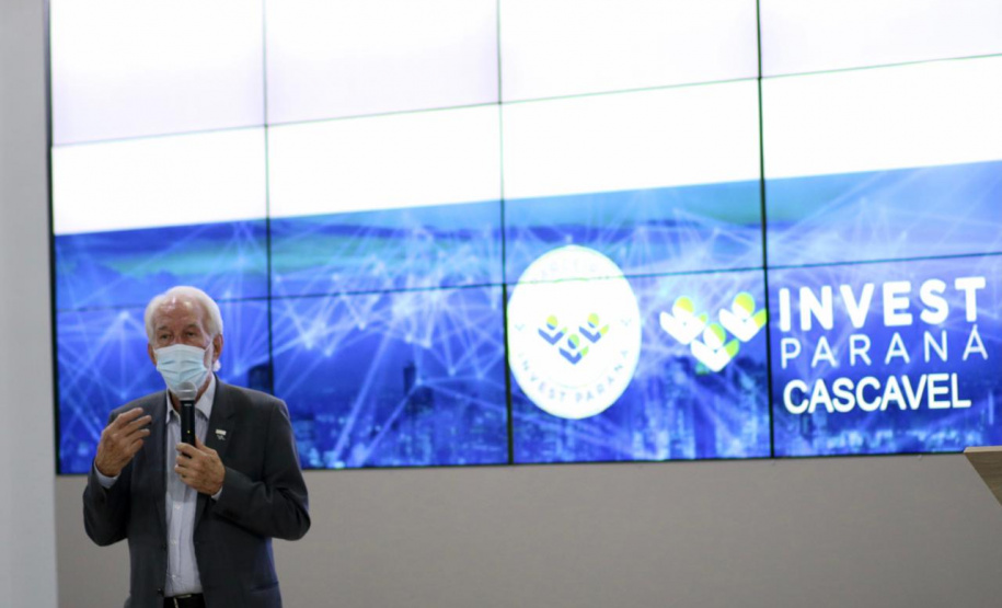Foz do Iguaçu e Cascavel, no Oeste do Estado, agora têm representações locais da Invest Paraná, agência do promoção e prospecção de novos negócios e investimentos no Estado. A oficialização dessas novas representações foi feita pelo vice-governador Darci Piana nesta quinta-feira (4). Ele assinou termos de cooperação com representantes dos dois municípios.Foto: Camila Tonett
