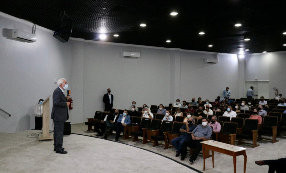 Foz do Iguaçu e Cascavel, no Oeste do Estado, agora têm representações locais da Invest Paraná, agência do promoção e prospecção de novos negócios e investimentos no Estado. A oficialização dessas novas representações foi feita pelo vice-governador Darci Piana nesta quinta-feira (4). Ele assinou termos de cooperação com representantes dos dois municípios.Foto: Camila Tonett