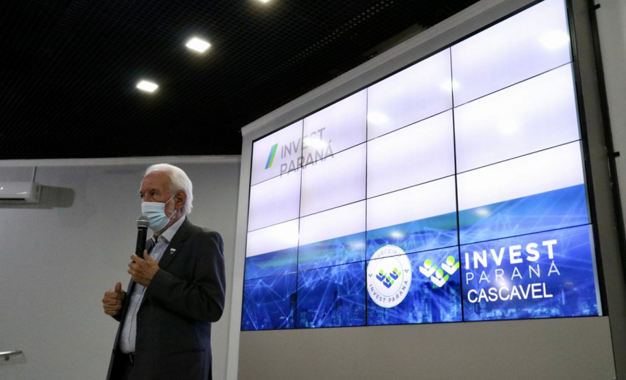 Foz do Iguaçu e Cascavel, no Oeste do Estado, agora têm representações locais da Invest Paraná, agência do promoção e prospecção de novos negócios e investimentos no Estado. A oficialização dessas novas representações foi feita pelo vice-governador Darci Piana nesta quinta-feira (4). Ele assinou termos de cooperação com representantes dos dois municípios.Foto: Camila Tonett