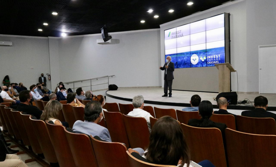 Foz do Iguaçu e Cascavel, no Oeste do Estado, agora têm representações locais da Invest Paraná, agência do promoção e prospecção de novos negócios e investimentos no Estado. A oficialização dessas novas representações foi feita pelo vice-governador Darci Piana nesta quinta-feira (4). Ele assinou termos de cooperação com representantes dos dois municípios.Foto: Camila Tonett