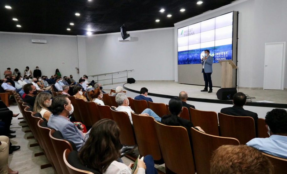 Foz do Iguaçu e Cascavel, no Oeste do Estado, agora têm representações locais da Invest Paraná, agência do promoção e prospecção de novos negócios e investimentos no Estado. A oficialização dessas novas representações foi feita pelo vice-governador Darci Piana nesta quinta-feira (4). Ele assinou termos de cooperação com representantes dos dois municípios.Foto: Camila Tonett