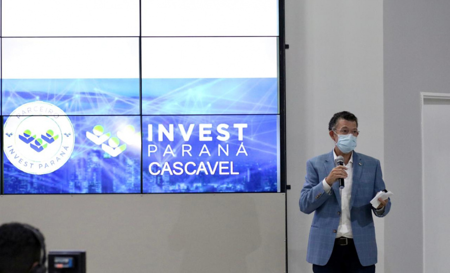 Foz do Iguaçu e Cascavel, no Oeste do Estado, agora têm representações locais da Invest Paraná, agência do promoção e prospecção de novos negócios e investimentos no Estado. A oficialização dessas novas representações foi feita pelo vice-governador Darci Piana nesta quinta-feira (4). Ele assinou termos de cooperação com representantes dos dois municípios.Foto: Camila Tonett