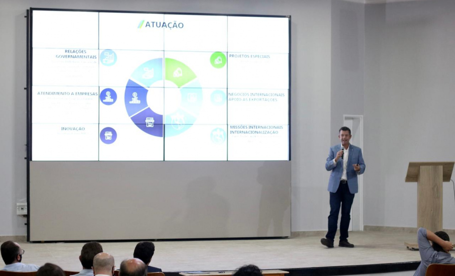 Foz do Iguaçu e Cascavel, no Oeste do Estado, agora têm representações locais da Invest Paraná, agência do promoção e prospecção de novos negócios e investimentos no Estado. A oficialização dessas novas representações foi feita pelo vice-governador Darci Piana nesta quinta-feira (4). Ele assinou termos de cooperação com representantes dos dois municípios.Foto: Camila Tonett