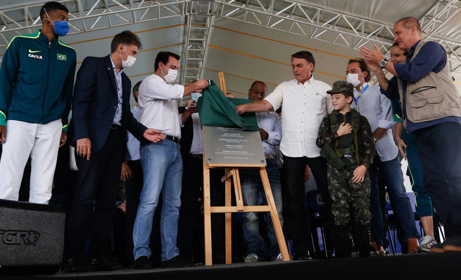 Uma área de maide de 86 mil metros quadrados será referência na formação e no treinamento de atletas no Paraná, desde a base até os de alto rendimento. O presidente Jair Bolsonaro e o governador Carlos Massa Ratinho Junior inauguraram nesta quinta-feira (4) o Centro Nacional de Treinamento de Atletismo (CNTA), um dos mais completos centros de excelência do País em iniciação esportiva, localizado em Cascavel, no Oeste do Estado.Foto Gilson Abreu/AEN