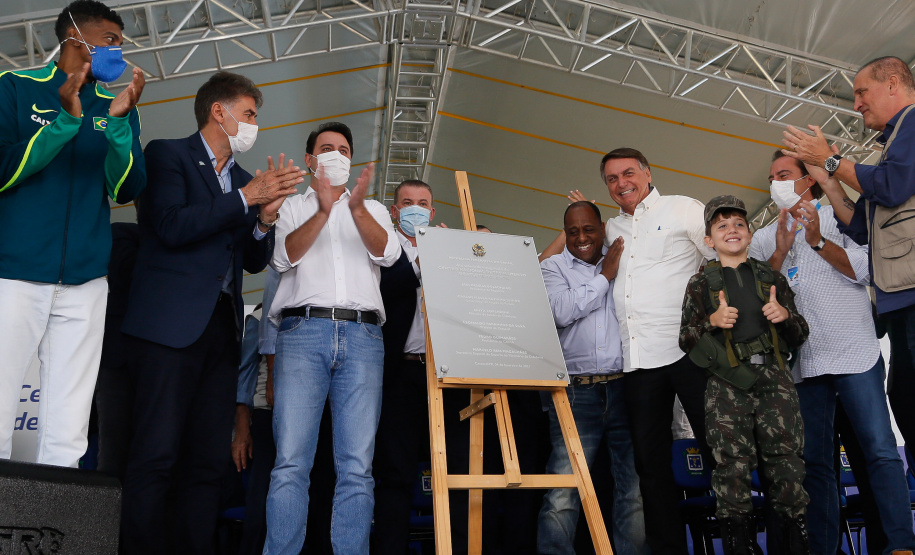 Uma área de maide de 86 mil metros quadrados será referência na formação e no treinamento de atletas no Paraná, desde a base até os de alto rendimento. O presidente Jair Bolsonaro e o governador Carlos Massa Ratinho Junior inauguraram nesta quinta-feira (4) o Centro Nacional de Treinamento de Atletismo (CNTA), um dos mais completos centros de excelência do País em iniciação esportiva, localizado em Cascavel, no Oeste do Estado.Foto Gilson Abreu/AEN