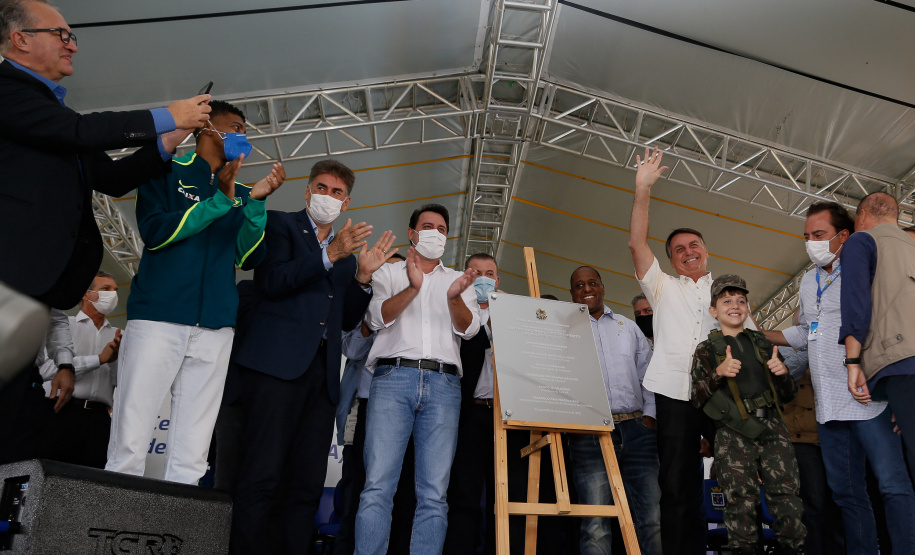Uma área de maide de 86 mil metros quadrados será referência na formação e no treinamento de atletas no Paraná, desde a base até os de alto rendimento. O presidente Jair Bolsonaro e o governador Carlos Massa Ratinho Junior inauguraram nesta quinta-feira (4) o Centro Nacional de Treinamento de Atletismo (CNTA), um dos mais completos centros de excelência do País em iniciação esportiva, localizado em Cascavel, no Oeste do Estado.Foto Gilson Abreu/AEN