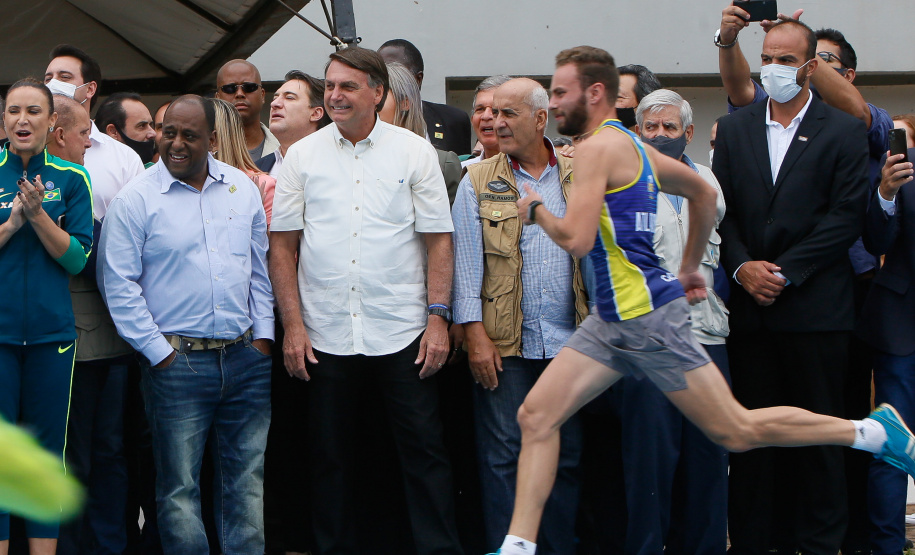 Uma área de maide de 86 mil metros quadrados será referência na formação e no treinamento de atletas no Paraná, desde a base até os de alto rendimento. O presidente Jair Bolsonaro e o governador Carlos Massa Ratinho Junior inauguraram nesta quinta-feira (4) o Centro Nacional de Treinamento de Atletismo (CNTA), um dos mais completos centros de excelência do País em iniciação esportiva, localizado em Cascavel, no Oeste do Estado.Foto Gilson Abreu/AEN