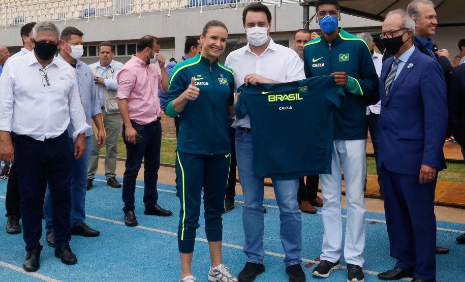 Uma área de maide de 86 mil metros quadrados será referência na formação e no treinamento de atletas no Paraná, desde a base até os de alto rendimento. O presidente Jair Bolsonaro e o governador Carlos Massa Ratinho Junior inauguraram nesta quinta-feira (4) o Centro Nacional de Treinamento de Atletismo (CNTA), um dos mais completos centros de excelência do País em iniciação esportiva, localizado em Cascavel, no Oeste do Estado.Foto Gilson Abreu/AEN