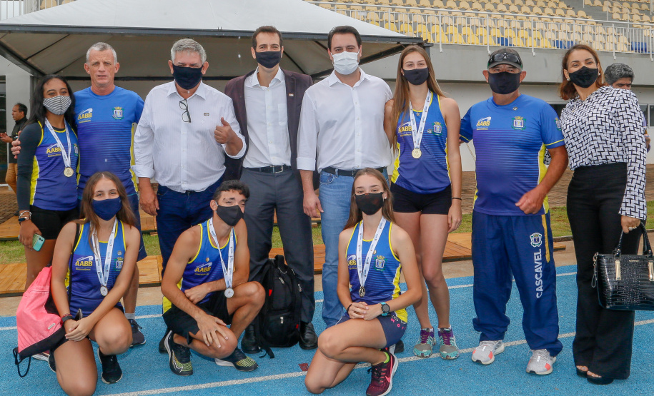 Uma área de maide de 86 mil metros quadrados será referência na formação e no treinamento de atletas no Paraná, desde a base até os de alto rendimento. O presidente Jair Bolsonaro e o governador Carlos Massa Ratinho Junior inauguraram nesta quinta-feira (4) o Centro Nacional de Treinamento de Atletismo (CNTA), um dos mais completos centros de excelência do País em iniciação esportiva, localizado em Cascavel, no Oeste do Estado.Foto Gilson Abreu/AEN