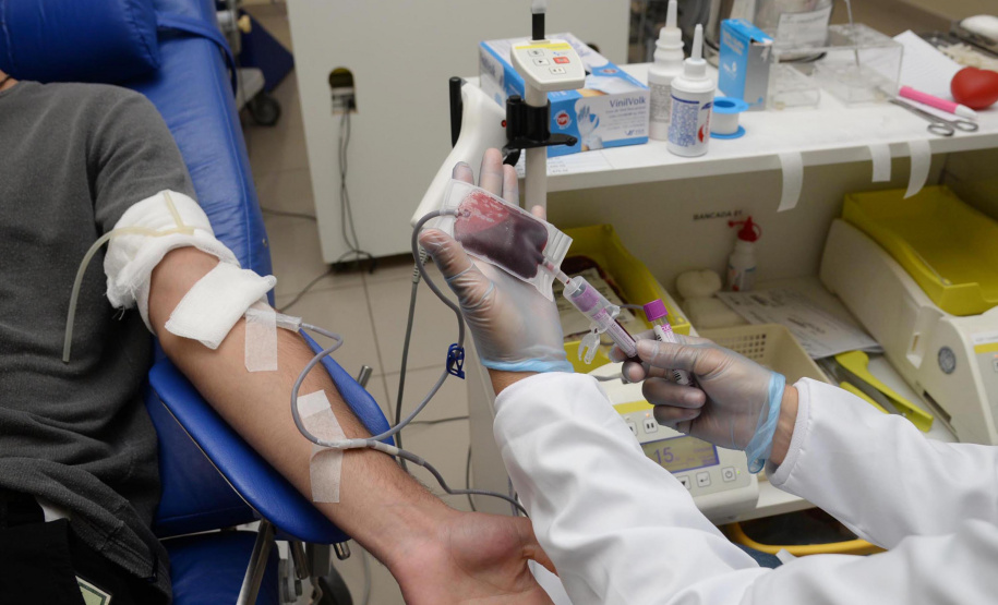 O Centro de Hematologia e Hemoterapia do Paraná (Hemepar) esclarece que pessoas  imunizadas contra a Covid-19 podem doar sangue. Basta aguardar o período estipulado para cada tipo de vacina.  -  Foto: Venilton Küchler/SESA/Arquivo AEN