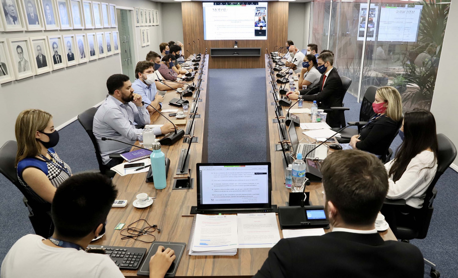 A Portos do Paraná realizou nesta quinta-feira (4) a audiência sobre o leilão de arrendamento da área PAR32, voltada para movimentação de carga geral, em especial açúcar ensacado, no Porto de Paranaguá.  Em 2020, o terminal paranaense teve o melhor índice de produtividade para este tipo de carga, no Brasil. A prancha média operacional chegou a 137 toneladas por hora.