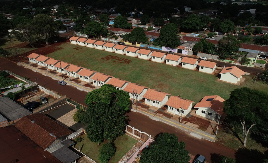 Vinte e cinco famílias que viviam em áreas de risco em Foz do Iguaçu receberam nesta sexta-feira (5) as chaves de novas moradias de graça. Elas foram beneficiadas por um projeto integrado do Governo do Paraná com a prefeitura e a Itapu Binacional que recebeu aproximadamente R$ 1,6 milhão de investimento da usina para o atendimento de pessoas em situação de vulnerabilidade social na cidade. (Foto: Prefeitura de Foz do Iguaçu)