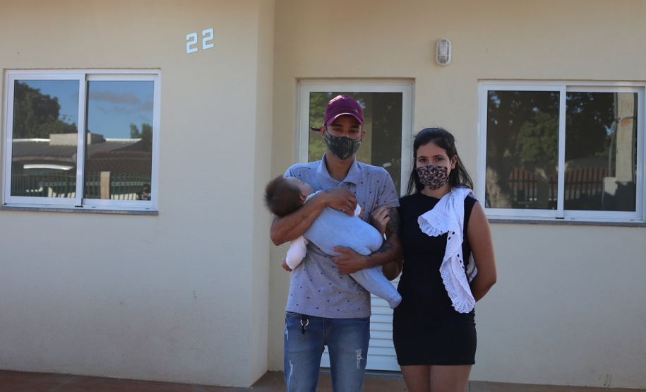 Vinte e cinco famílias que viviam em áreas de risco em Foz do Iguaçu receberam nesta sexta-feira (5) as chaves de novas moradias de graça. Elas foram beneficiadas por um projeto integrado do Governo do Paraná com a prefeitura e a Itapu Binacional que recebeu aproximadamente R$ 1,6 milhão de investimento da usina para o atendimento de pessoas em situação de vulnerabilidade social na cidade. (Foto: Prefeitura de Foz do Iguaçu)