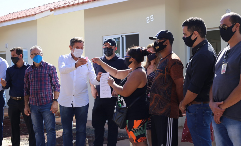 Vinte e cinco famílias que viviam em áreas de risco em Foz do Iguaçu receberam nesta sexta-feira (5) as chaves de novas moradias de graça. Elas foram beneficiadas por um projeto integrado do Governo do Paraná com a prefeitura e a Itapu Binacional que recebeu aproximadamente R$ 1,6 milhão de investimento da usina para o atendimento de pessoas em situação de vulnerabilidade social na cidade. (Foto: Prefeitura de Foz do Iguaçu)