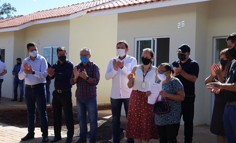 Vinte e cinco famílias que viviam em áreas de risco em Foz do Iguaçu receberam nesta sexta-feira (5) as chaves de novas moradias de graça. Elas foram beneficiadas por um projeto integrado do Governo do Paraná com a prefeitura e a Itapu Binacional que recebeu aproximadamente R$ 1,6 milhão de investimento da usina para o atendimento de pessoas em situação de vulnerabilidade social na cidade. (Foto: Prefeitura de Foz do Iguaçu)