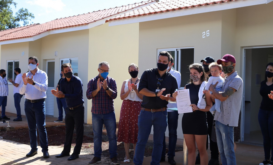Vinte e cinco famílias que viviam em áreas de risco em Foz do Iguaçu receberam nesta sexta-feira (5) as chaves de novas moradias de graça. Elas foram beneficiadas por um projeto integrado do Governo do Paraná com a prefeitura e a Itapu Binacional que recebeu aproximadamente R$ 1,6 milhão de investimento da usina para o atendimento de pessoas em situação de vulnerabilidade social na cidade. (Foto: Prefeitura de Foz do Iguaçu)