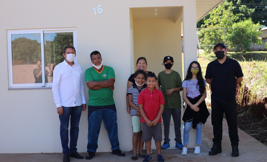 Vinte e cinco famílias que viviam em áreas de risco em Foz do Iguaçu receberam nesta sexta-feira (5) as chaves de novas moradias de graça. Elas foram beneficiadas por um projeto integrado do Governo do Paraná com a prefeitura e a Itapu Binacional que recebeu aproximadamente R$ 1,6 milhão de investimento da usina para o atendimento de pessoas em situação de vulnerabilidade social na cidade. (Foto: Prefeitura de Foz do Iguaçu)