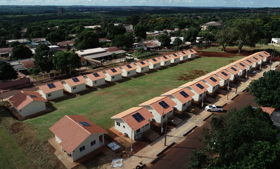 Vinte e cinco famílias que viviam em áreas de risco em Foz do Iguaçu receberam nesta sexta-feira (5) as chaves de novas moradias de graça. Elas foram beneficiadas por um projeto integrado do Governo do Paraná com a prefeitura e a Itapu Binacional que recebeu aproximadamente R$ 1,6 milhão de investimento da usina para o atendimento de pessoas em situação de vulnerabilidade social na cidade. (Foto: Prefeitura de Foz do Iguaçu)