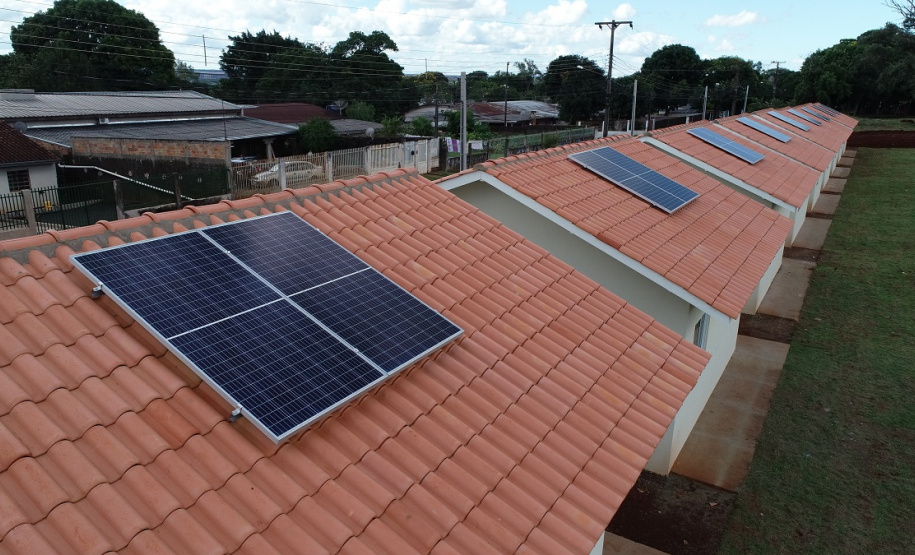 Vinte e cinco famílias que viviam em áreas de risco em Foz do Iguaçu receberam nesta sexta-feira (5) as chaves de novas moradias de graça. Elas foram beneficiadas por um projeto integrado do Governo do Paraná com a prefeitura e a Itapu Binacional que recebeu aproximadamente R$ 1,6 milhão de investimento da usina para o atendimento de pessoas em situação de vulnerabilidade social na cidade. (Foto: Prefeitura de Foz do Iguaçu)