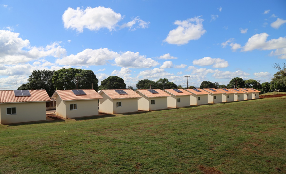 Vinte e cinco famílias que viviam em áreas de risco em Foz do Iguaçu receberam nesta sexta-feira (5) as chaves de novas moradias de graça. Elas foram beneficiadas por um projeto integrado do Governo do Paraná com a prefeitura e a Itapu Binacional que recebeu aproximadamente R$ 1,6 milhão de investimento da usina para o atendimento de pessoas em situação de vulnerabilidade social na cidade. (Foto: Prefeitura de Foz do Iguaçu)