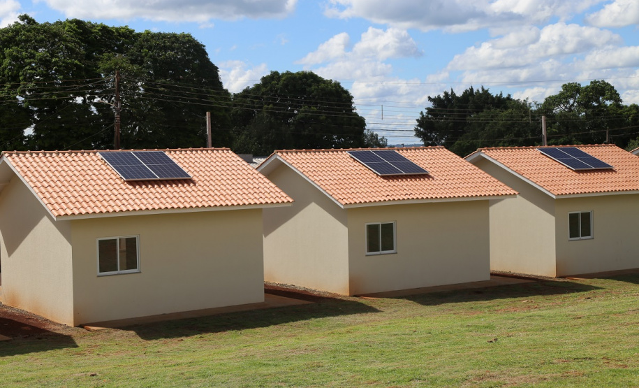 Vinte e cinco famílias que viviam em áreas de risco em Foz do Iguaçu receberam nesta sexta-feira (5) as chaves de novas moradias de graça. Elas foram beneficiadas por um projeto integrado do Governo do Paraná com a prefeitura e a Itapu Binacional que recebeu aproximadamente R$ 1,6 milhão de investimento da usina para o atendimento de pessoas em situação de vulnerabilidade social na cidade. (Foto: Prefeitura de Foz do Iguaçu)