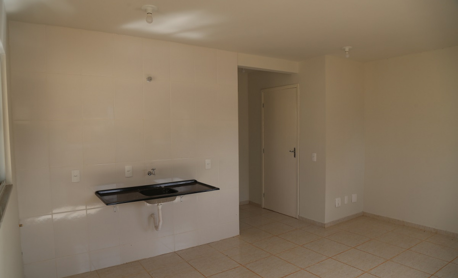 Vinte e cinco famílias que viviam em áreas de risco em Foz do Iguaçu receberam nesta sexta-feira (5) as chaves de novas moradias de graça. Elas foram beneficiadas por um projeto integrado do Governo do Paraná com a prefeitura e a Itapu Binacional que recebeu aproximadamente R$ 1,6 milhão de investimento da usina para o atendimento de pessoas em situação de vulnerabilidade social na cidade. (Foto: Prefeitura de Foz do Iguaçu)