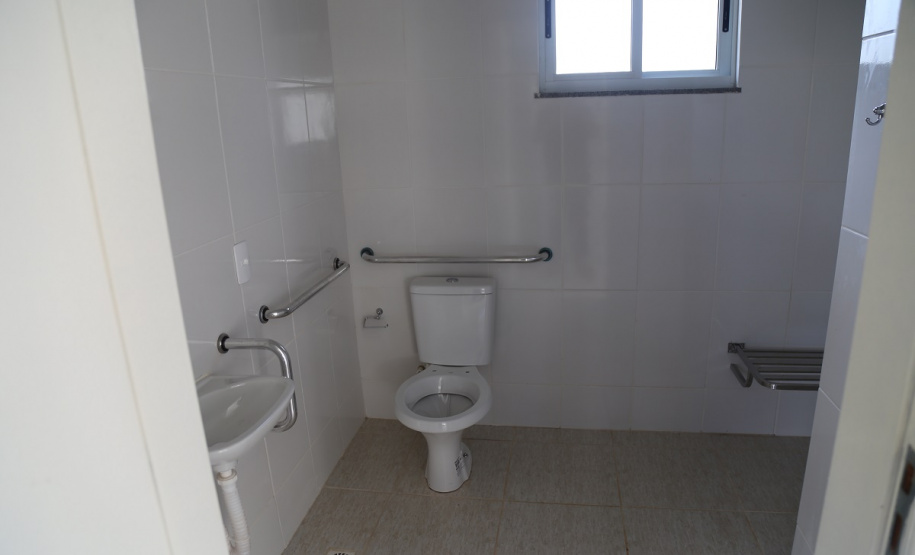 Vinte e cinco famílias que viviam em áreas de risco em Foz do Iguaçu receberam nesta sexta-feira (5) as chaves de novas moradias de graça. Elas foram beneficiadas por um projeto integrado do Governo do Paraná com a prefeitura e a Itapu Binacional que recebeu aproximadamente R$ 1,6 milhão de investimento da usina para o atendimento de pessoas em situação de vulnerabilidade social na cidade. (Foto: Prefeitura de Foz do Iguaçu)