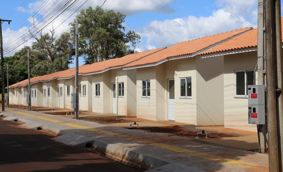 Vinte e cinco famílias que viviam em áreas de risco em Foz do Iguaçu receberam nesta sexta-feira (5) as chaves de novas moradias de graça. Elas foram beneficiadas por um projeto integrado do Governo do Paraná com a prefeitura e a Itapu Binacional que recebeu aproximadamente R$ 1,6 milhão de investimento da usina para o atendimento de pessoas em situação de vulnerabilidade social na cidade. (Foto: Prefeitura de Foz do Iguaçu)